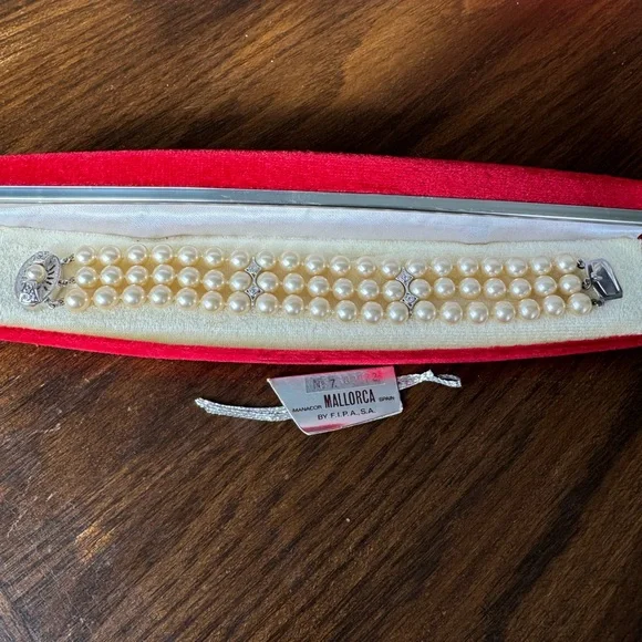 Exquisite Triple Strand Majorica Orquidea Pearl Bracelet - Picture 7 of 7